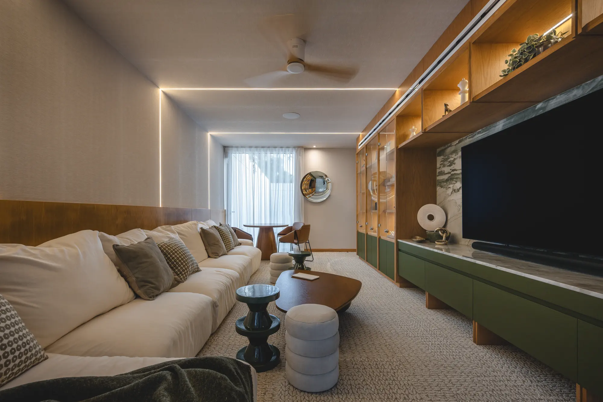 Family room de la planta alta con muebles en tonos claros.