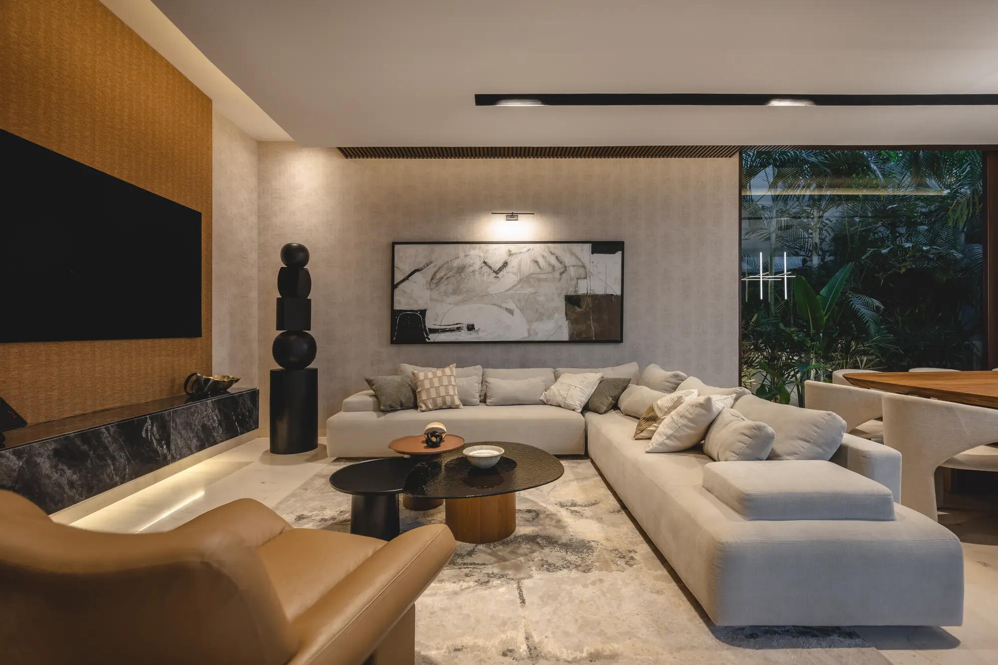 Sala de Casa RO con vista al jardín.