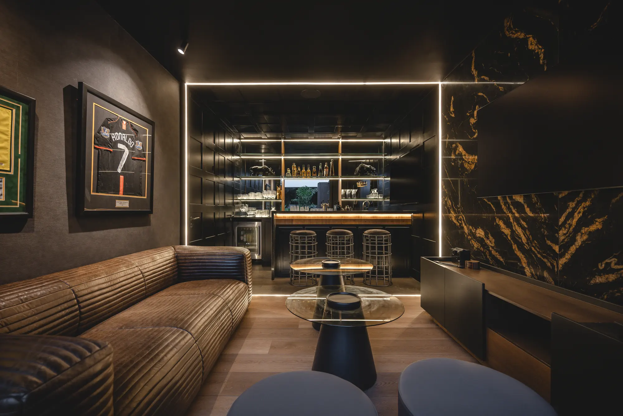 The Cave, el bar revestido de piedra negra.
