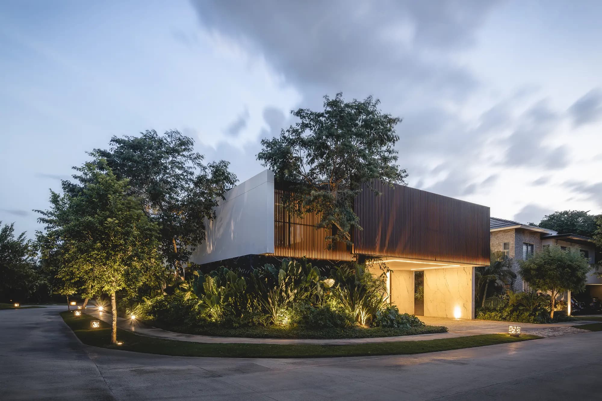 Casa RO en la esquina al atardecer.